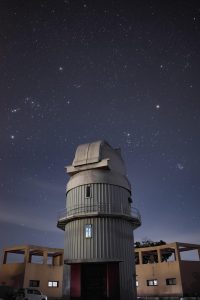 韩国犯罪电影封面，首尔夜景俯瞰，霓虹灯倒映在雨后街道